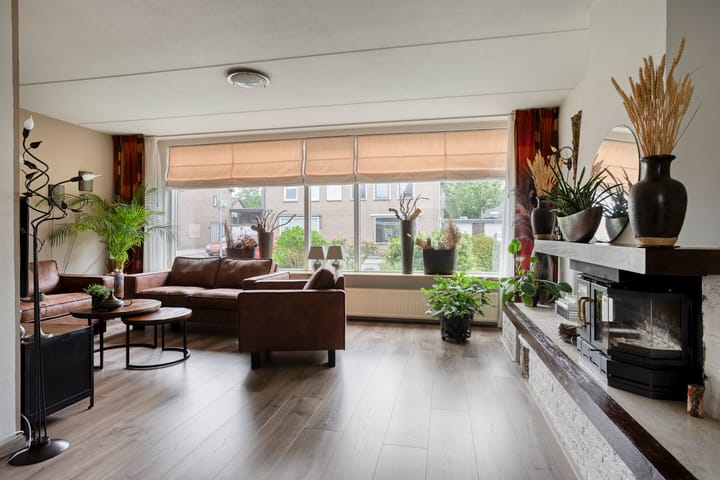 Tussenwoning te koop: Meeuwenlaan 11, Made