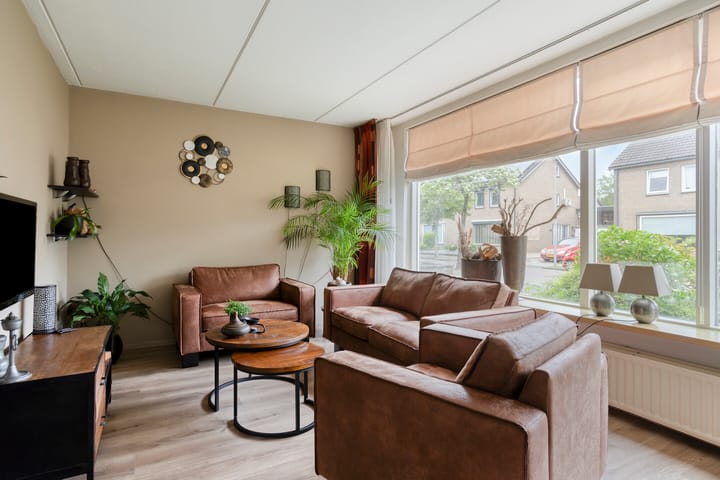 Tussenwoning te koop: Meeuwenlaan 11, Made