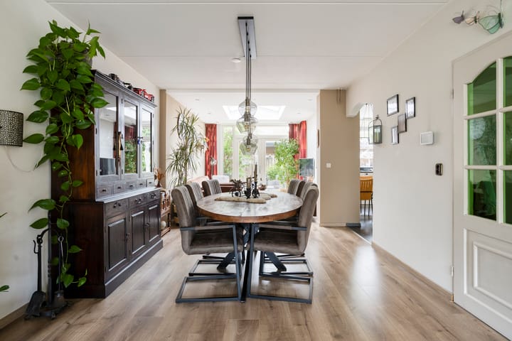 Tussenwoning te koop: Meeuwenlaan 11, Made