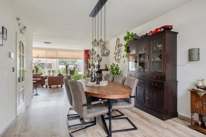 Tussenwoning te koop: Meeuwenlaan 11, Made
