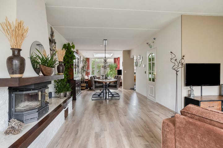 Tussenwoning te koop: Meeuwenlaan 11, Made