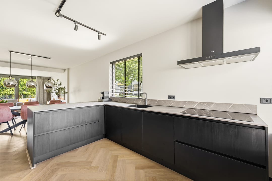 Photo 13 of Gerard Dousingel 31