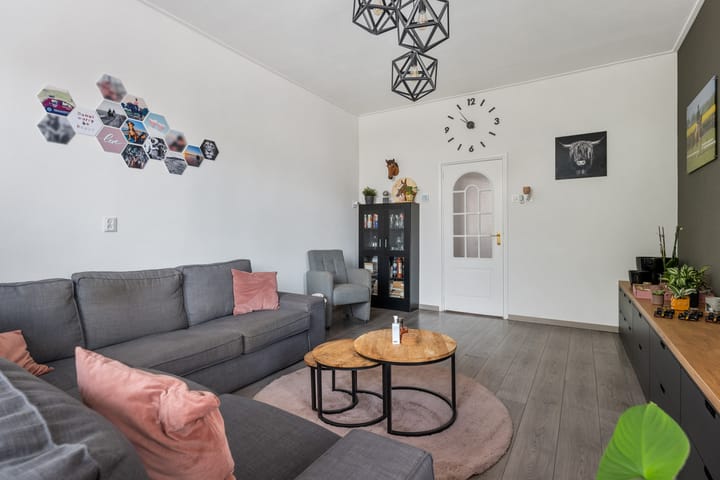 Twee-onder-één-kap te koop: Middenweg 113, Veendam