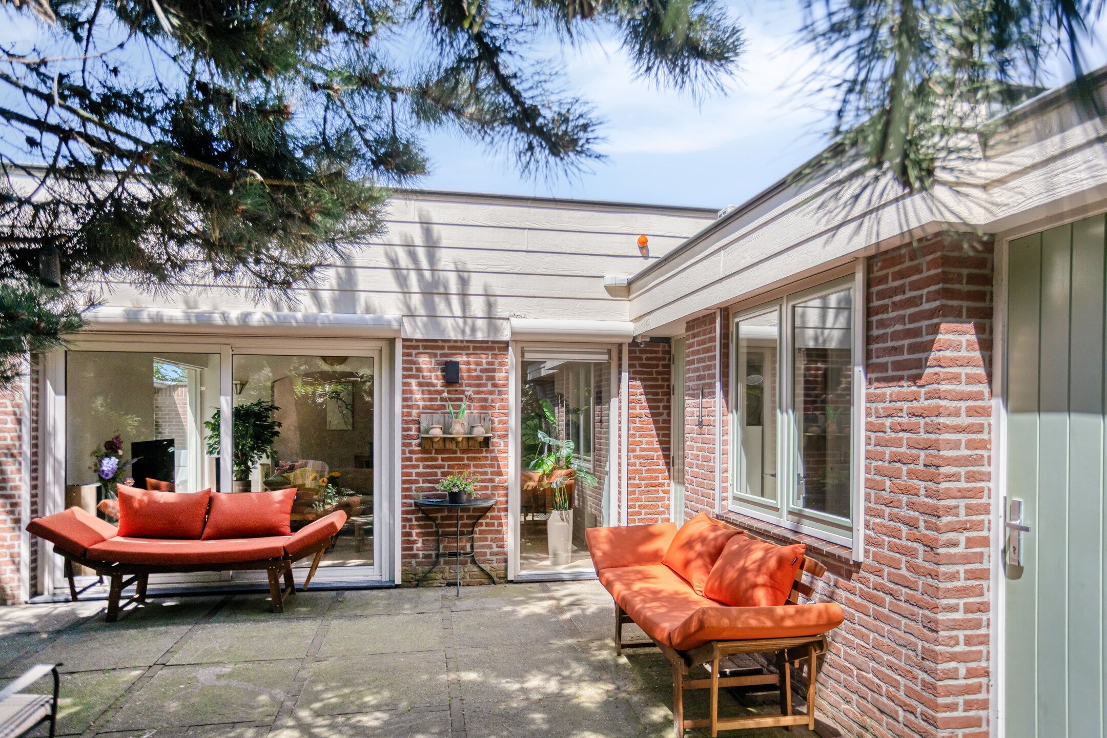 2-bedroom freehold villa in Noordwijkerhout — photo 1 of 5
