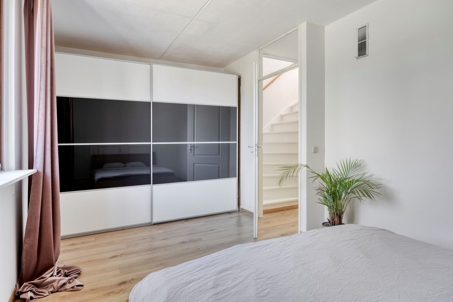 Photo 14 of Haringvlietstraat 21