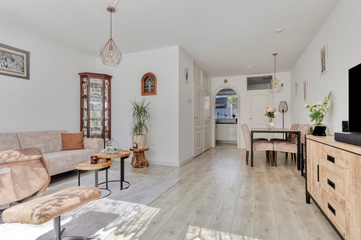 Tussenwoning te koop: Oevergriend 84, Almere