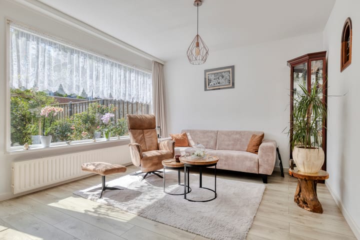 Tussenwoning te koop: Oevergriend 84, Almere