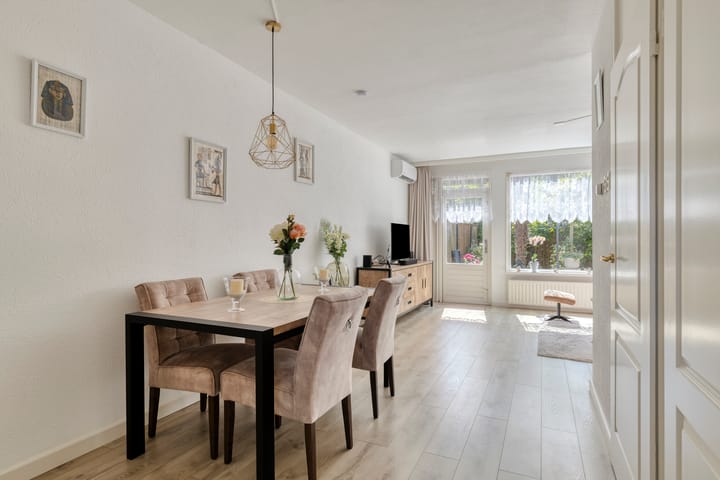 Tussenwoning te koop: Oevergriend 84, Almere
