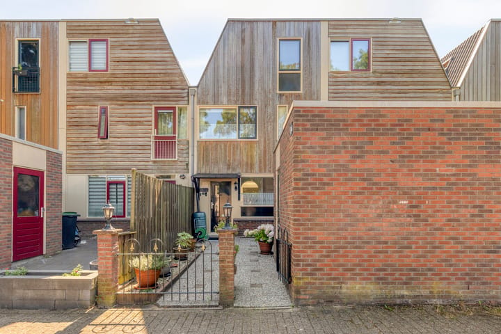 Tussenwoning te koop: Oevergriend 84, Almere