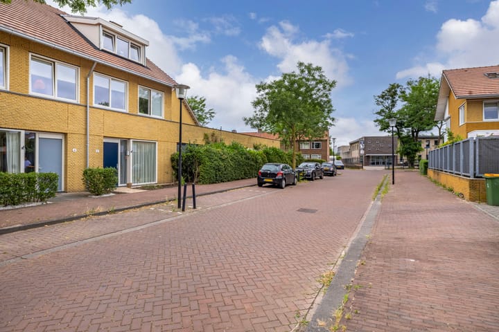 Tussenwoning te koop: van Leeuwenhoekstraat 4, Ede