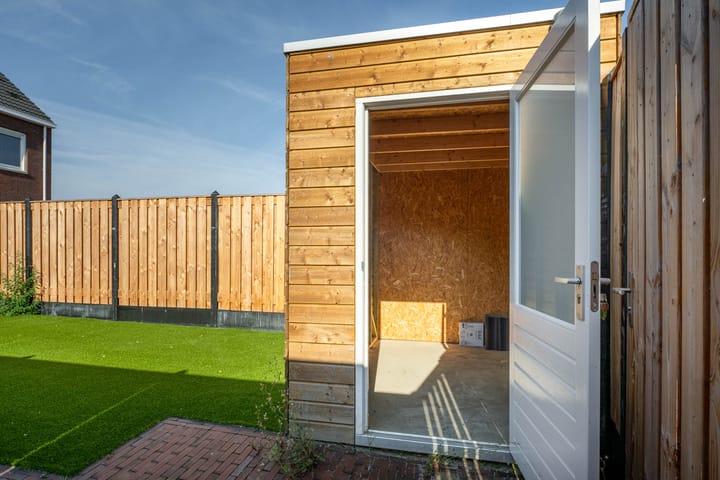 Tussenwoning te koop: M.A. de Ruijterstraat 8, Sint-Maartensdijk