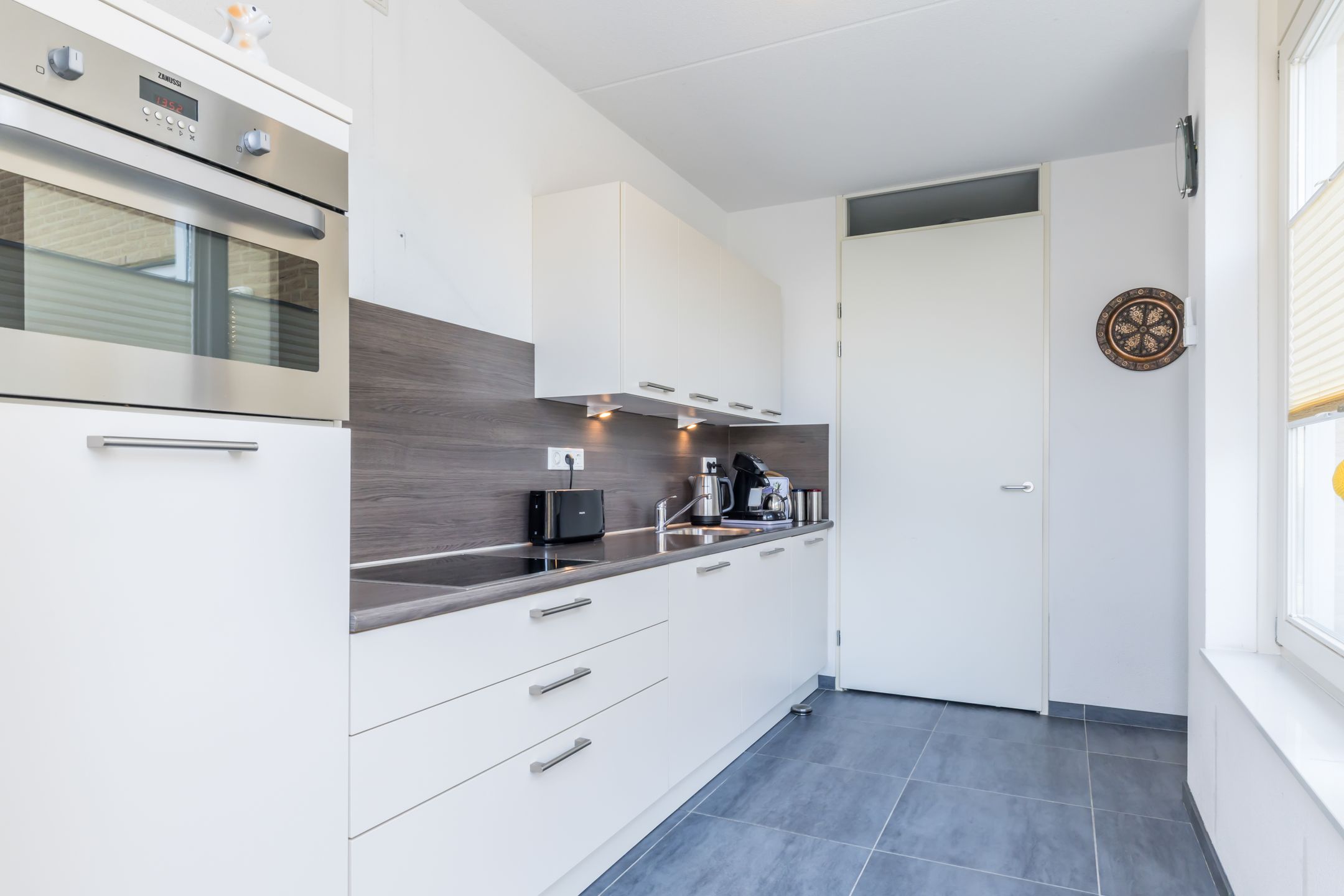 Photo 12 of Burgemeester Rhoenstraat 15