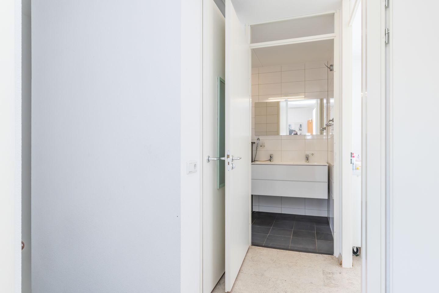 Photo 19 of Burgemeester Rhoenstraat 15