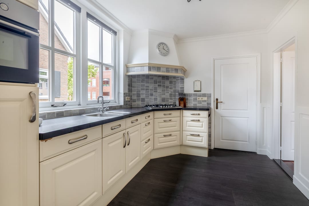 Photo 8 of Van Berghenstraat 25