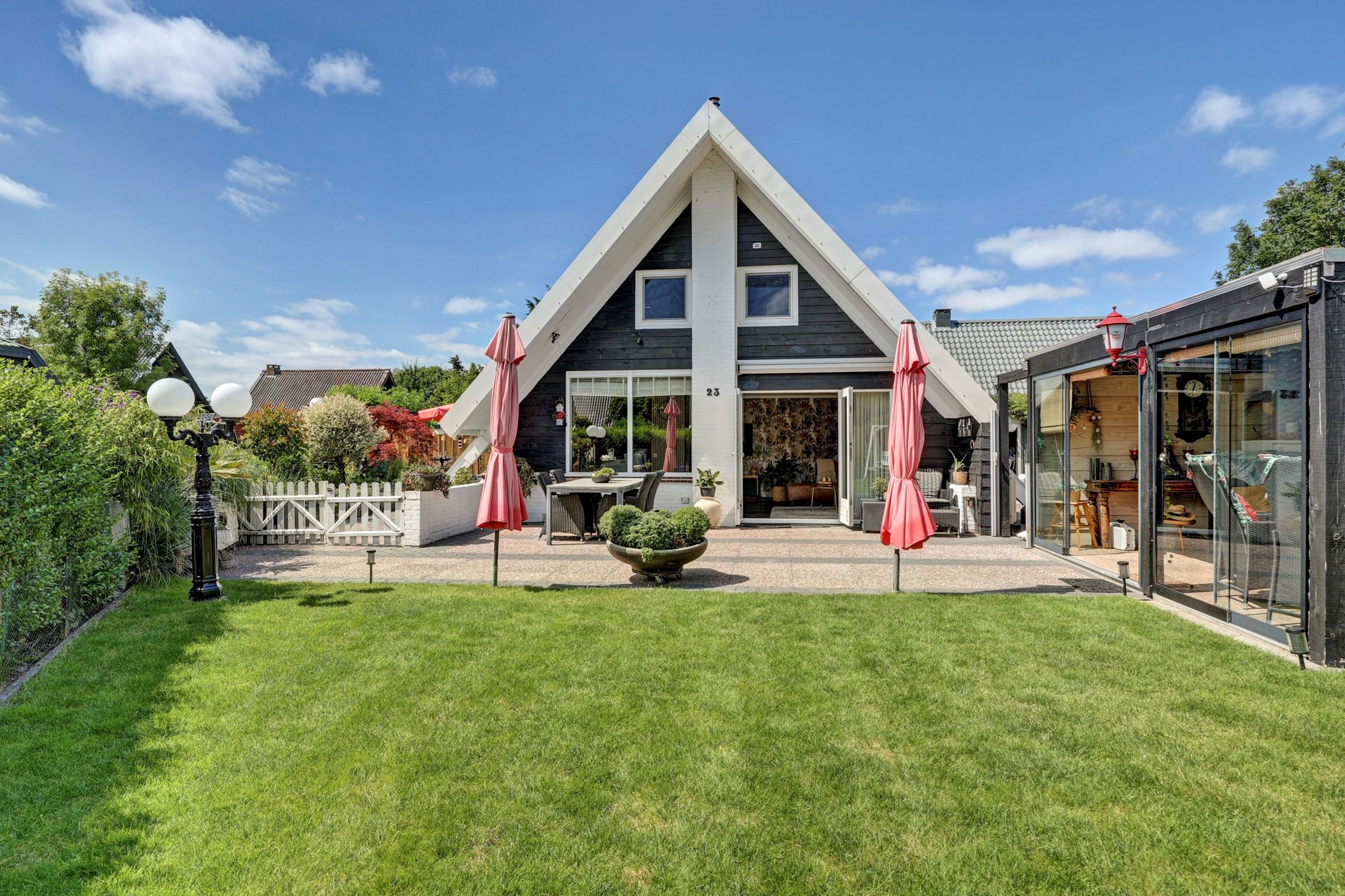 2-bedroom freehold villa in Opmeer — photo 1 of 5