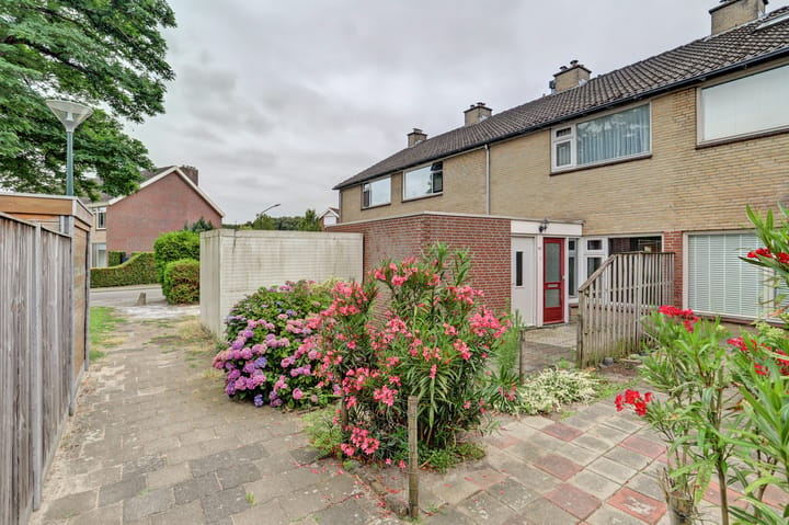 Tussenwoning te koop: Hertogshoef 67, Raamsdonksveer