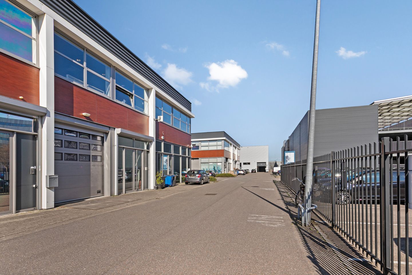 View photo 2 of Hoogoorddreef 107