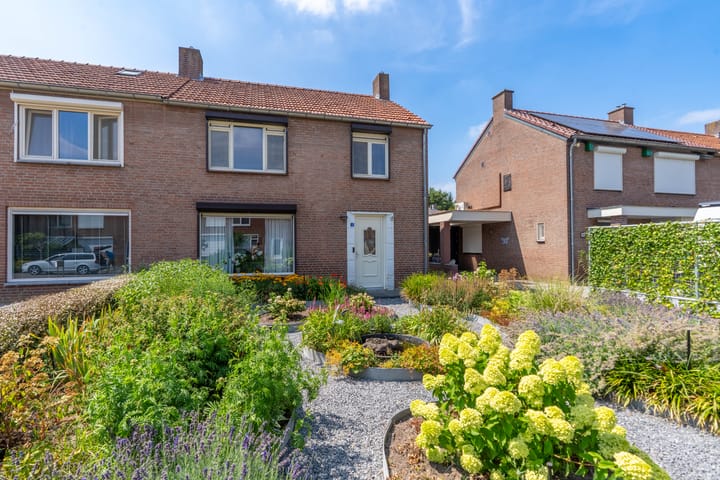 Twee-onder-één-kap te koop: Frank van Bijnenstraat 11, Overloon