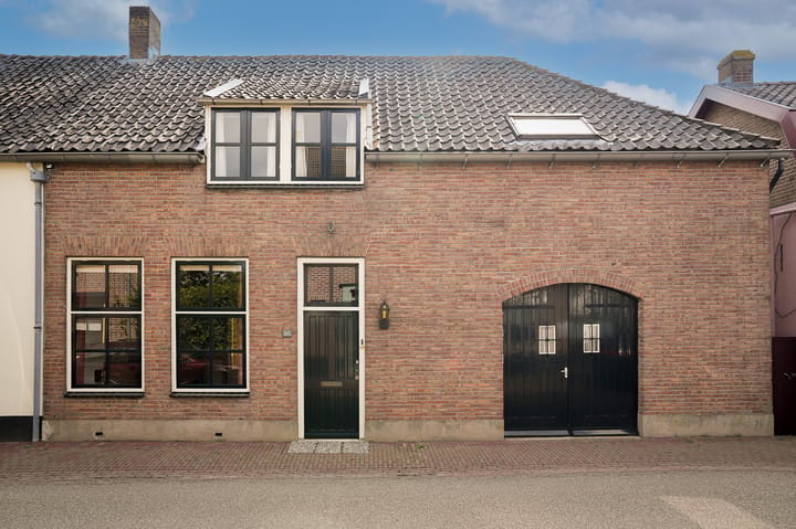 Twee-onder-één-kap te koop: Waalbandijk 40, Haaften