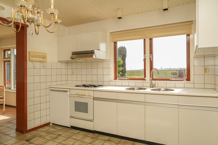 Twee-onder-één-kap te koop: Waalbandijk 40, Haaften