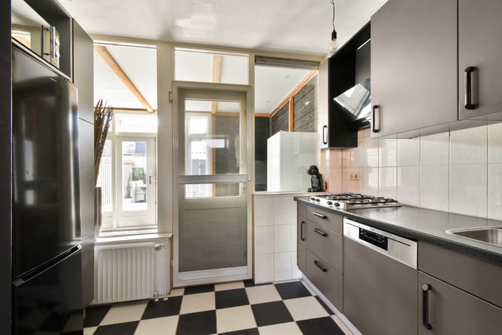 Tussenwoning te koop: Jacob van Lennepstraat 11, Spijkenisse