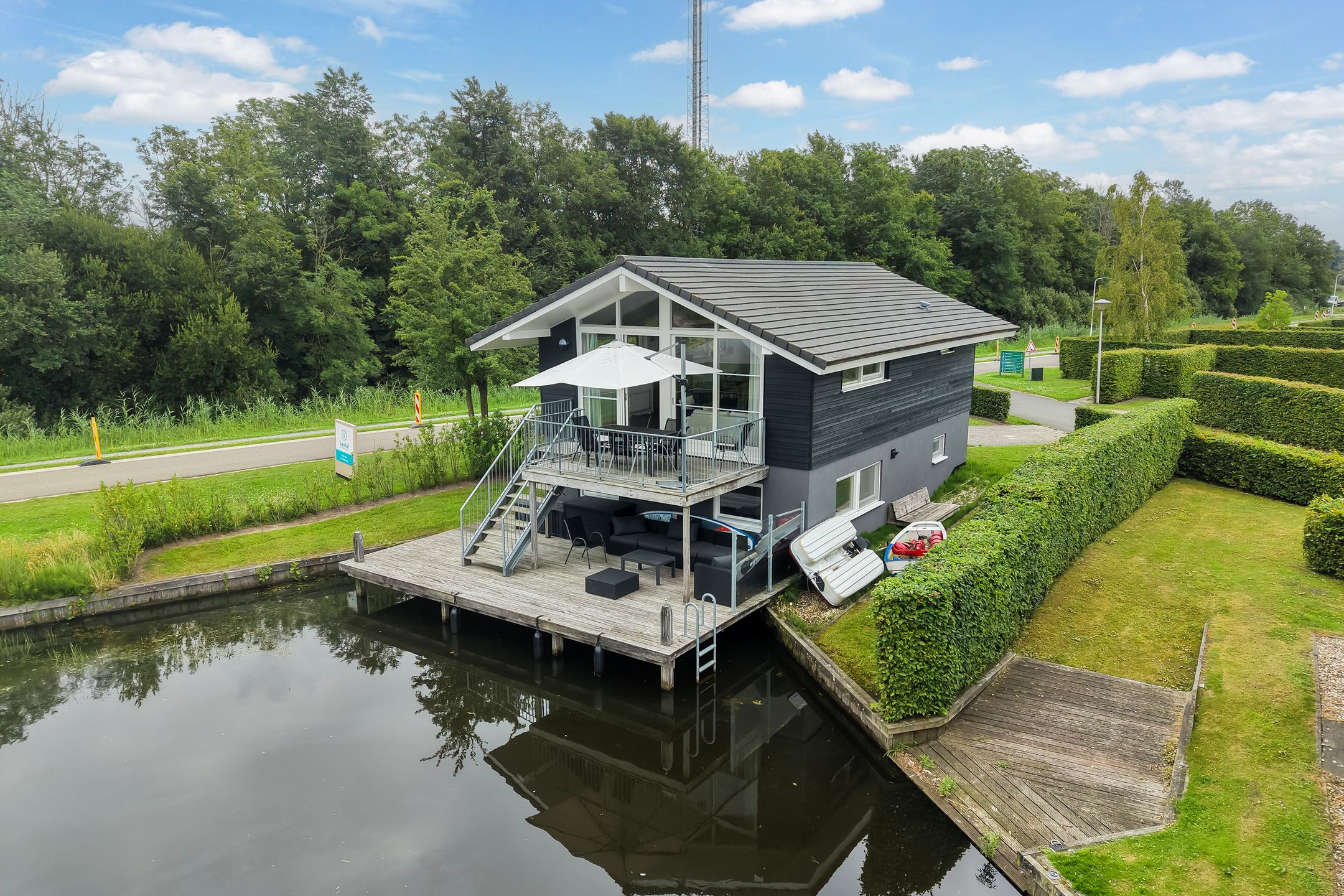 4-bedroom freehold villa in Terherne — photo 1 of 5