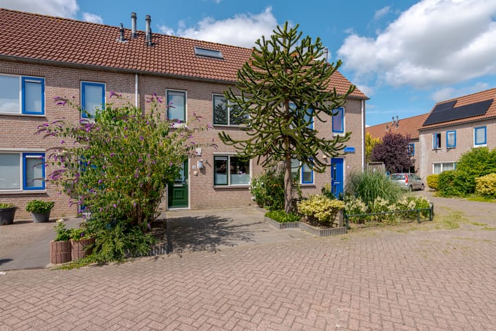 Tussenwoning te koop: Van Langelomarke 4, Zwolle