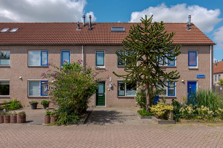 Tussenwoning te koop: Van Langelomarke 4, Zwolle