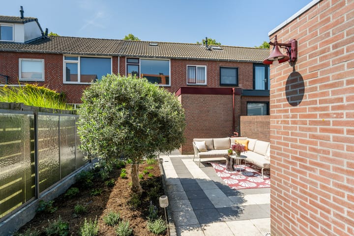Tussenwoning te koop: Elisabet van Egmontstraat 10, Naaldwijk