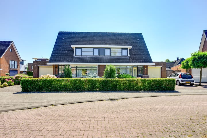 Twee-onder-één-kap te koop: Rietheuvel 23, Werkendam