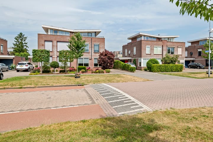 Twee-onder-één-kap te koop: Akelei 26, Tiel