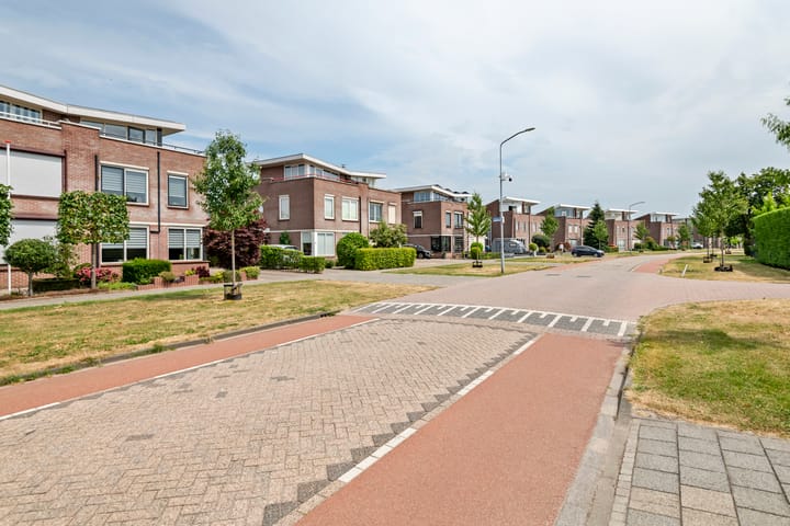 Twee-onder-één-kap te koop: Akelei 26, Tiel