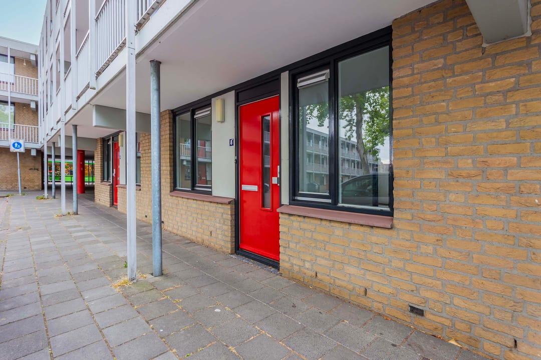 Photo 2 of Suze Groenewegstraat 8