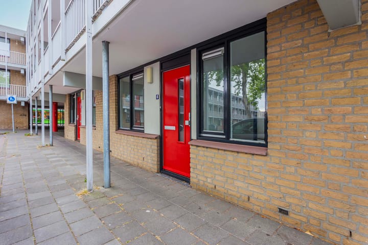 Photo 2 of Suze Groenewegstraat 8