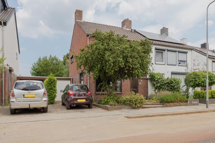 Tussenwoning te koop: Burg Cremersstraat 44, Grubbenvorst