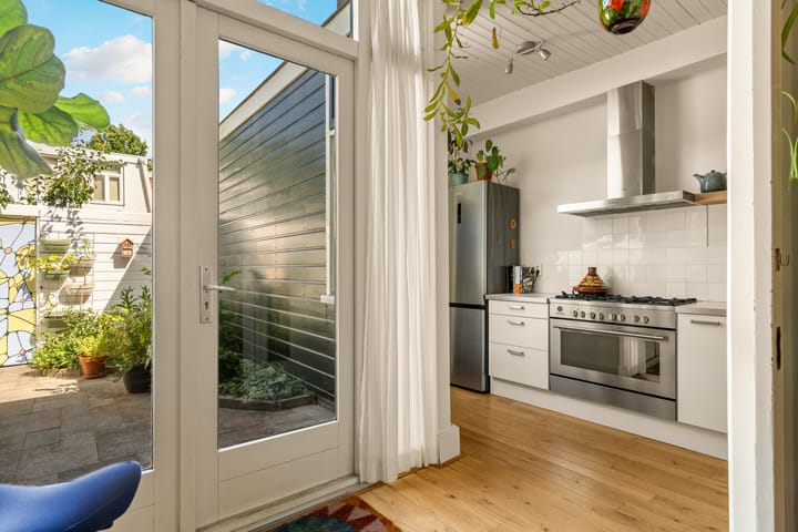 Tussenwoning te koop: Stationsstraat 66, Zaandam