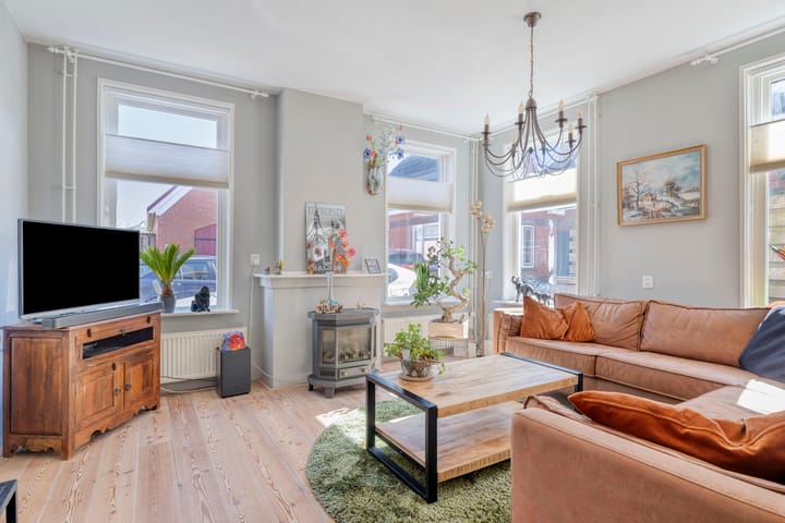 Vrijstaande woning te koop: Oranjestraat 12, Eenrum