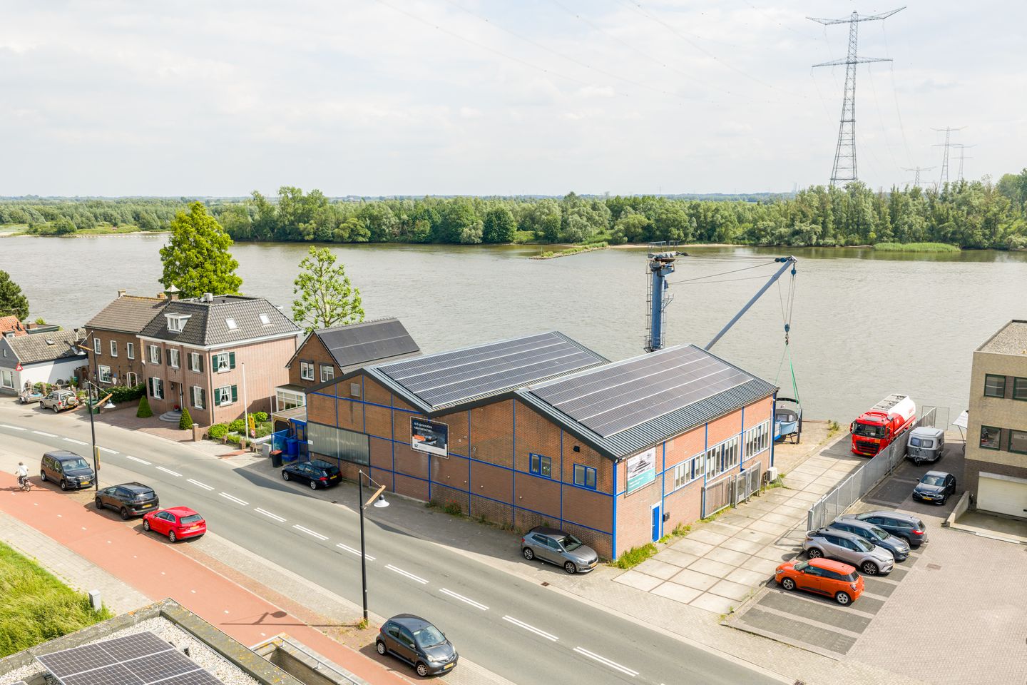 View photo 2 of Rivierdijk 60