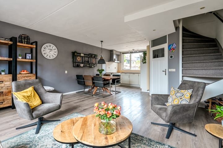 Tussenwoning te koop: Oostzeestraat 210, Lelystad