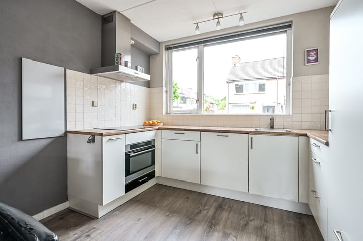 Tussenwoning te koop: Oostzeestraat 210, Lelystad