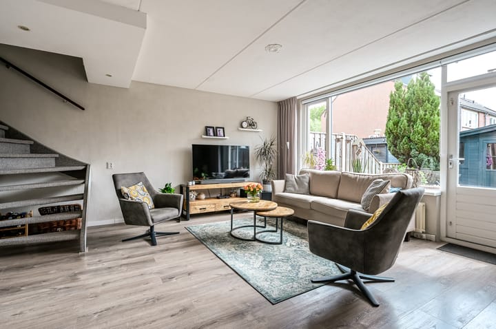 Tussenwoning te koop: Oostzeestraat 210, Lelystad