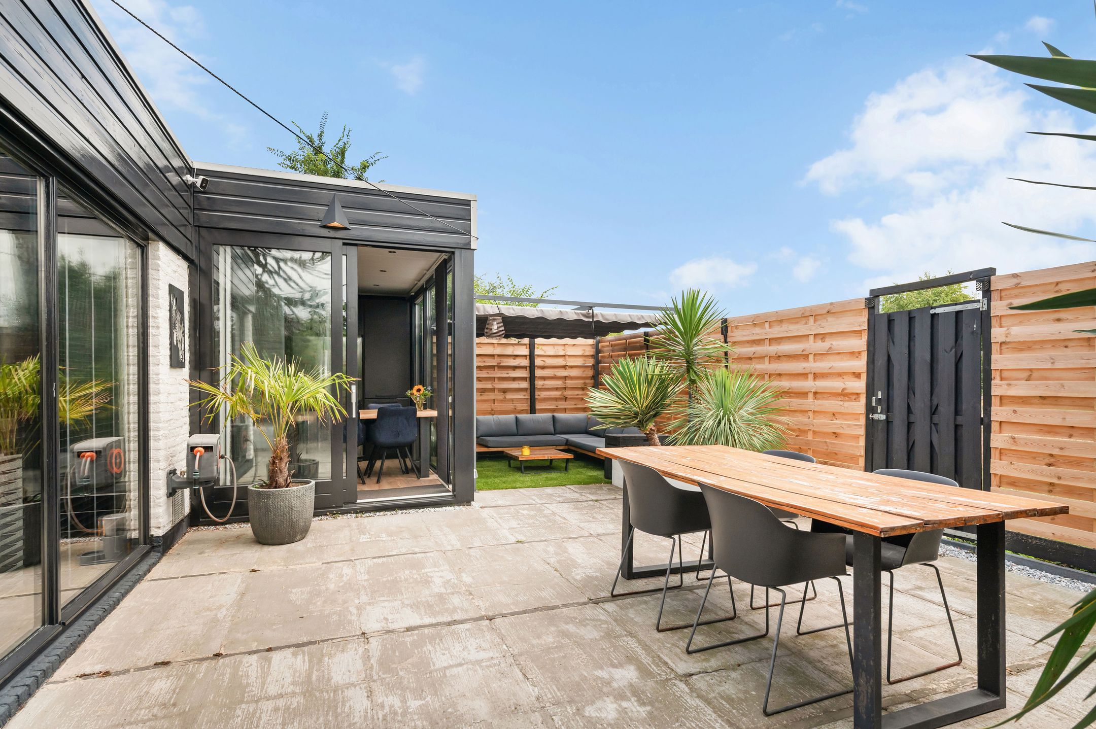 2-bedroom freehold villa in Noordwijkerhout — photo 1 of 5