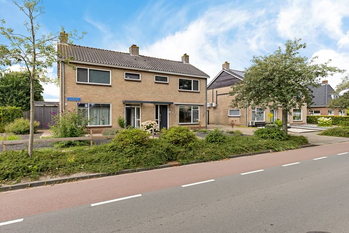 Twee-onder-één-kap te koop: Zuiderdwarsvaart 98, Drachten