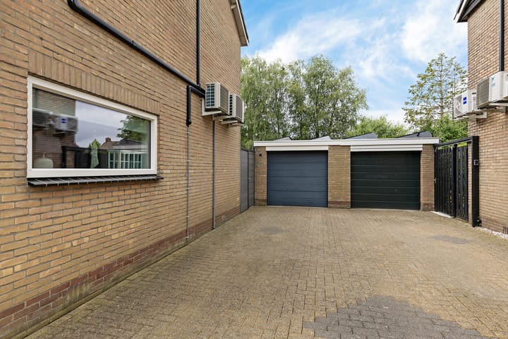 Twee-onder-één-kap te koop: Zuiderdwarsvaart 98, Drachten