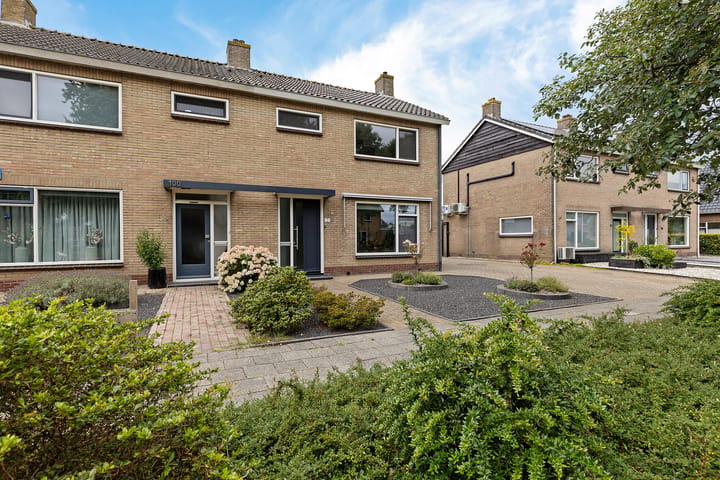 Twee-onder-één-kap te koop: Zuiderdwarsvaart 98, Drachten