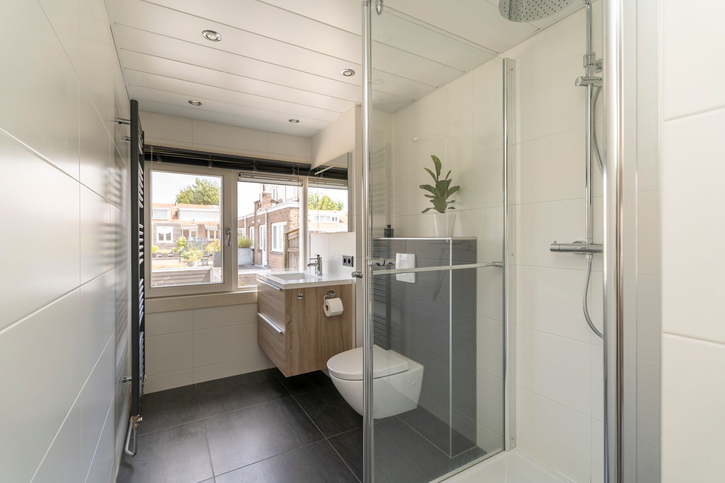 Photo 4 of Van Heutszstraat 34