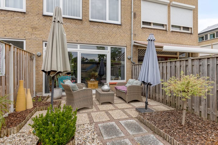 Tussenwoning te koop: Julianalaan 3, Zwartewaal