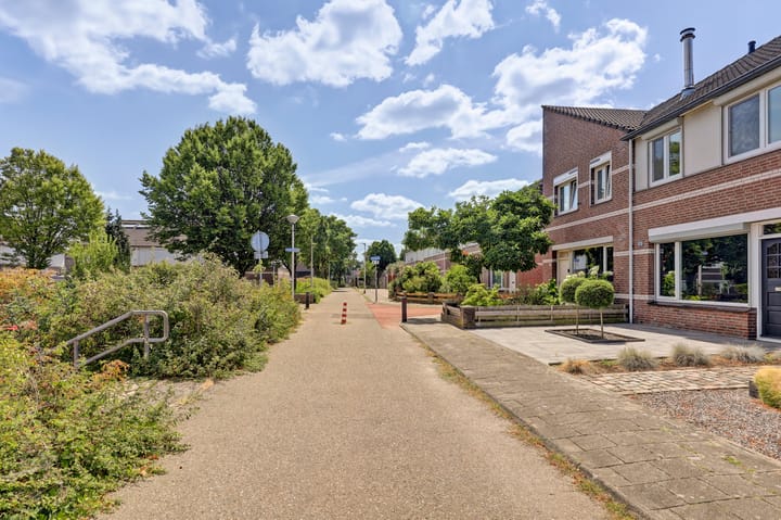 Tussenwoning te koop: Nemerlaerhof 94, Helmond