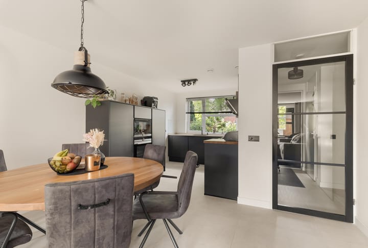 Tussenwoning te koop: La Traviataplantsoen 7, Nieuw-Vennep