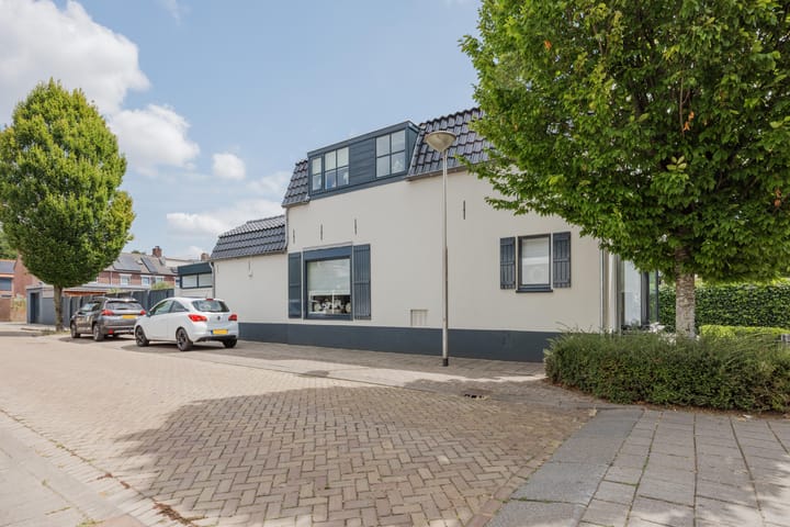 Vrijstaande woning te koop: Julianalaan 51, Raamsdonksveer
